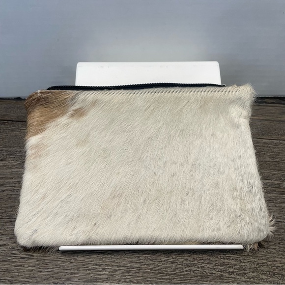 Farmhouse Frocks Fur Pouch.zip closure.genuine cowhide. Pre-owned. Worn area. - Picture 3 of 7